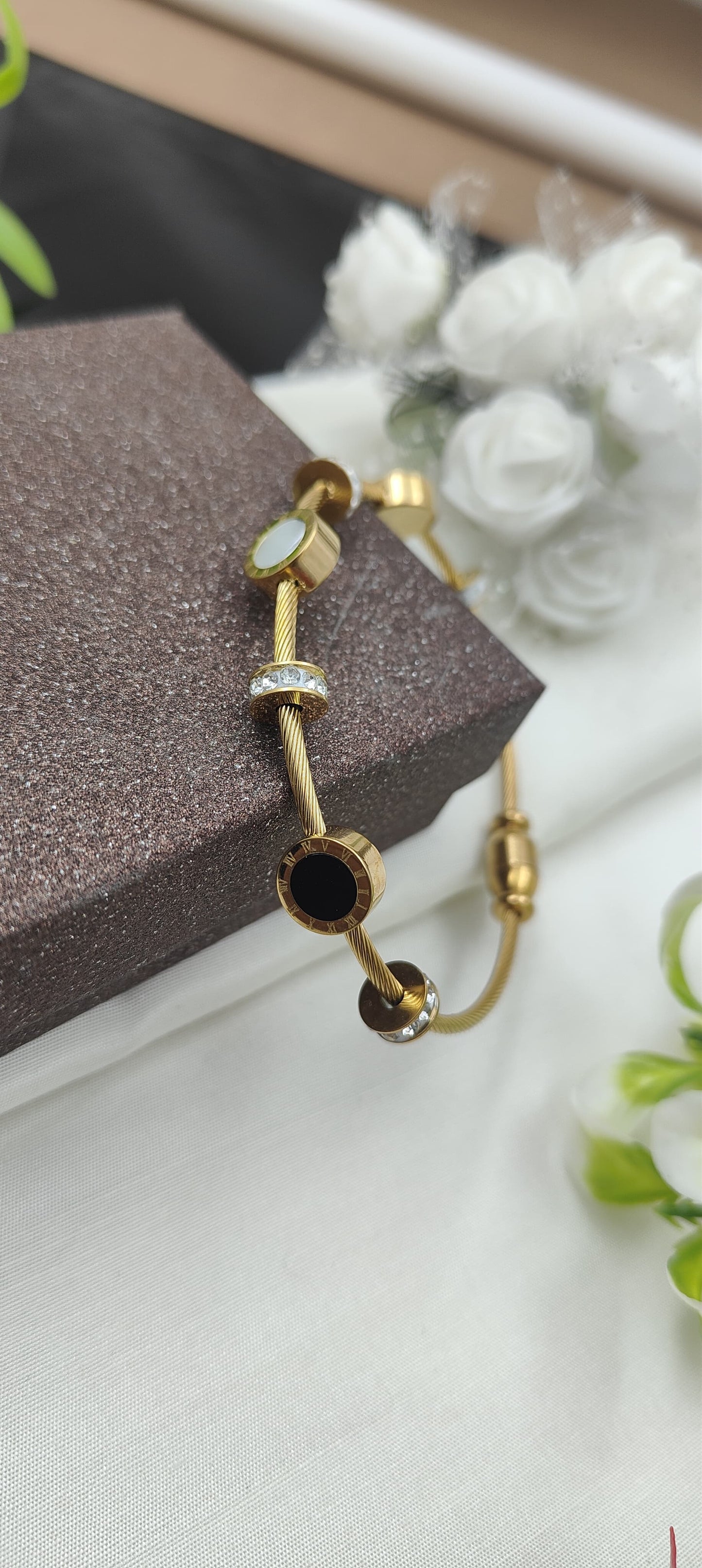 Anti tarnish gold charm bracelet - Black and White (SSB11)