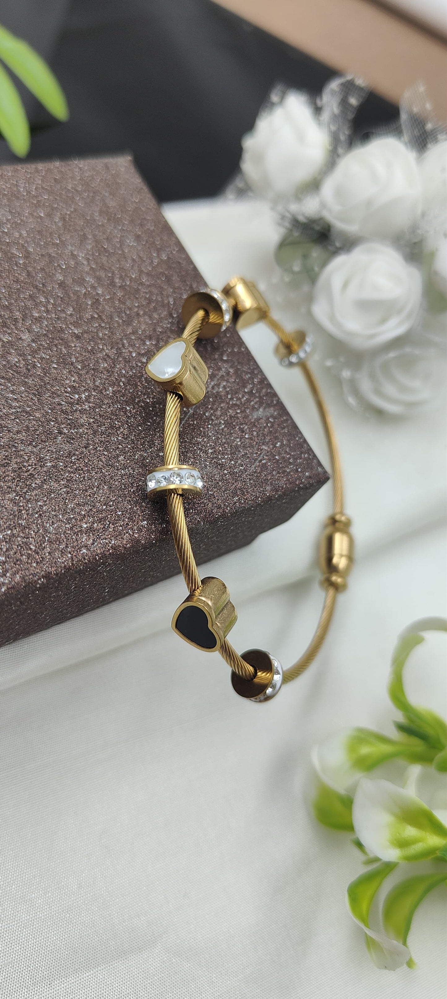 Anti tarnish black and white heart bracelet(SSB10)