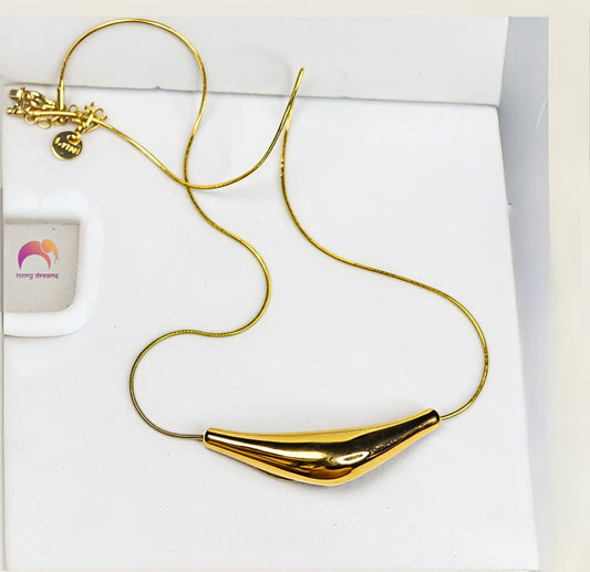 Elegant gold crescent necklace
