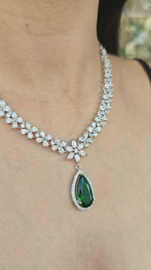 Verdant Glow Necklace Set
